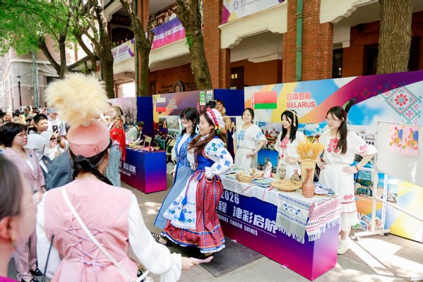 与参加活动的外国使节