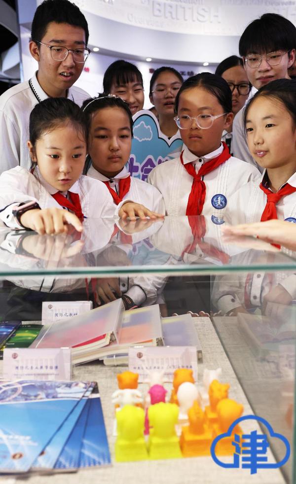 在一张巨大的世界鲁班工坊建设版图前