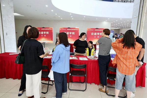 五大道（马场道）校区逸夫教学楼搭建起