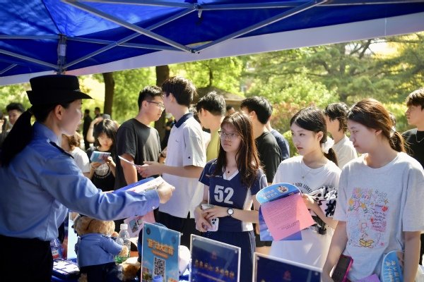 采用“沉浸互动+角色扮演”的体验式宣