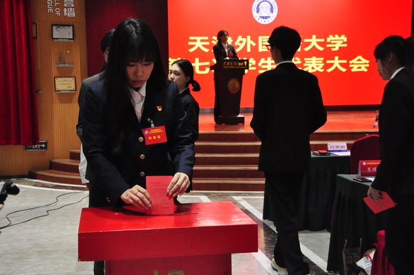 高举习近平新时代中国特色社会主义思想