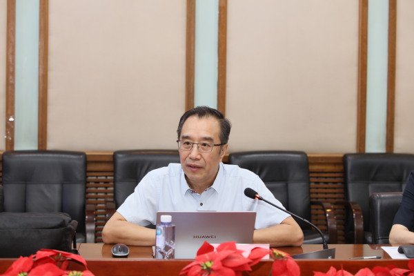 校长李迎迎在说明会前会见专家组一行